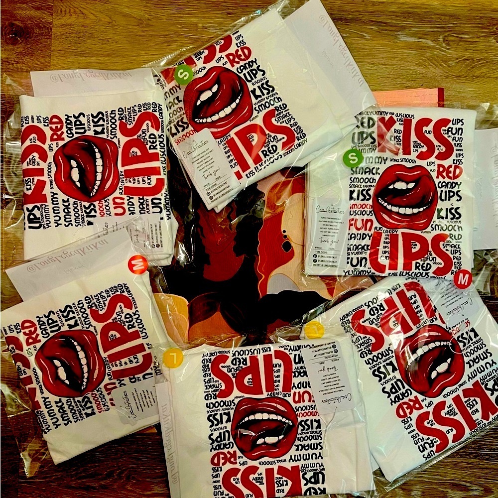 NWT-Kiss Lip T-shirt - Picture 2 of 2